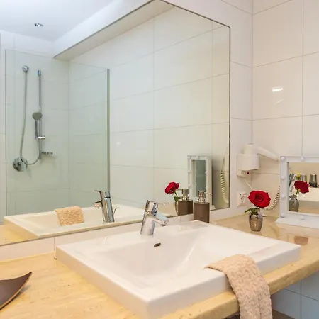 Lakeside Apartments - Adults Only Apartment *